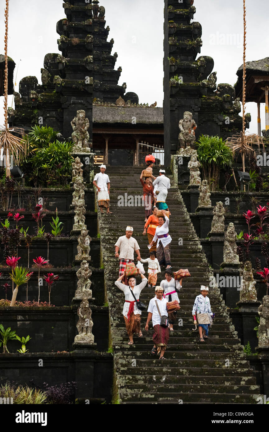 Hindu adoratori di Bali, Indonesia, andare al "altri tempio' o di Besakih, il più importante tempio per celebrare la luna piena. Foto Stock