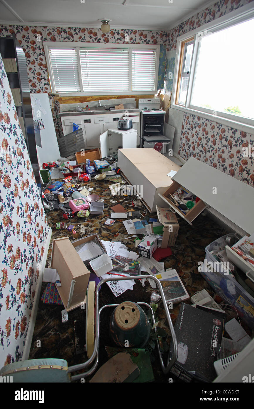 I detriti in una cucina di un male casa danneggiata in Sumner, Christchurch, seguendo il 6.3 terremoto di magnitudine. Foto Stock