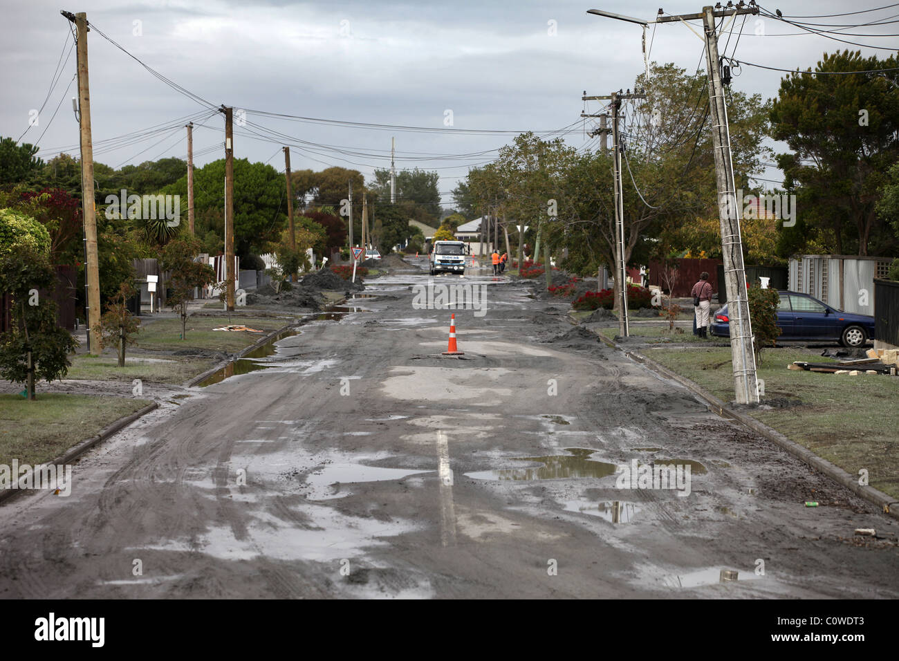 Street a Bexley, Christchurch, Nuova Zelanda, mostrando liquifaction limo sulla superficie, dopo il 6.3 terremoto di magnitudine. Foto Stock