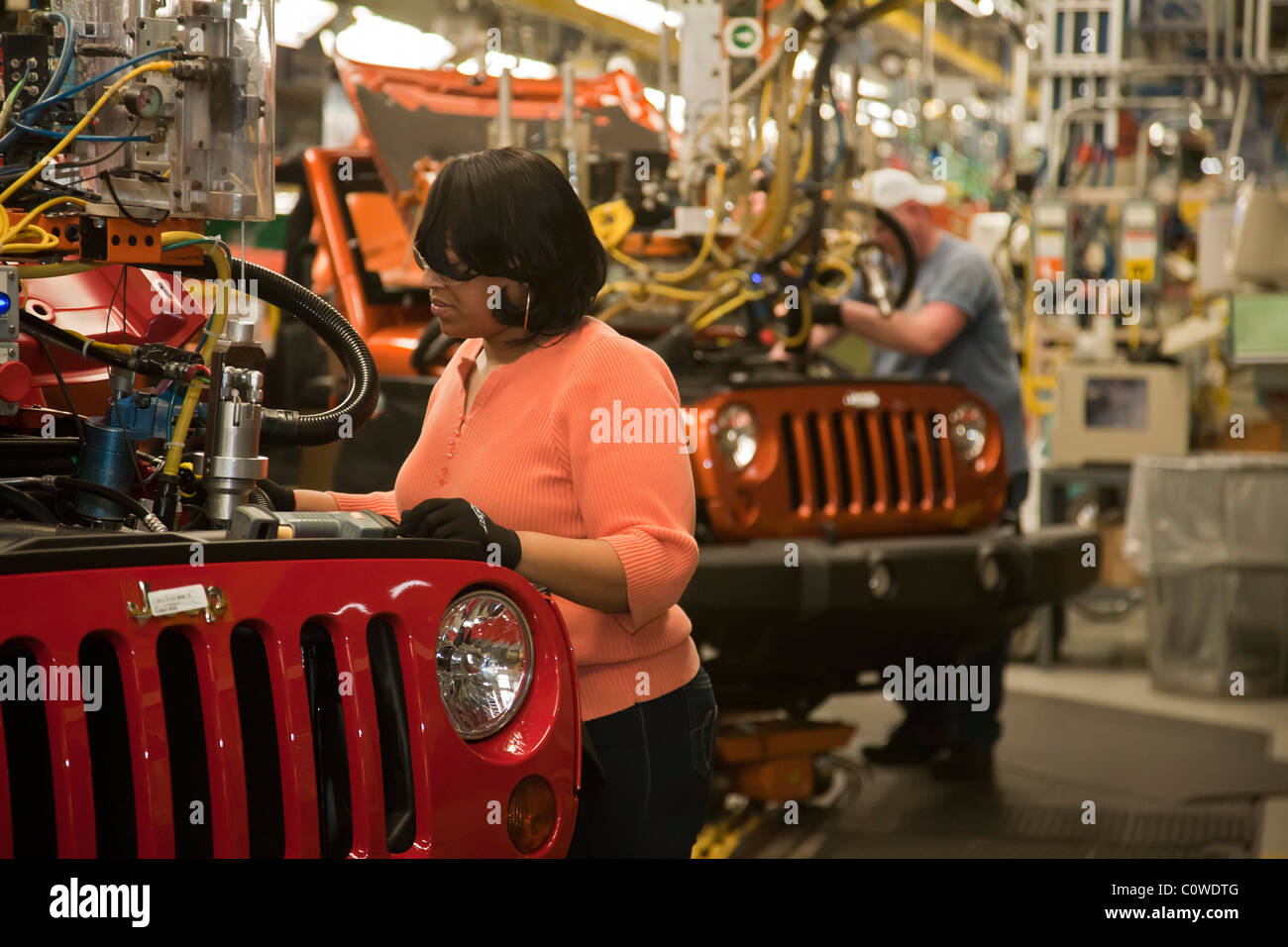 Toledo, Ohio - Lavoratori assemblare una Jeep a Chrysler impianto di assemblaggio. Foto Stock Toledo, Ohio - Lavoratori assemblare una Jeep a Chrysler impianto di assemblaggio. Foto Stock