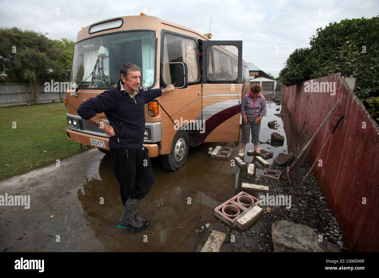 Mike e Dawn Lewis che vivono nella loro casa mobile in corrispondenza di loro proprietà a Bexley, Christchurch, dopo il 6.3 terremoto di magnitudine Foto Stock