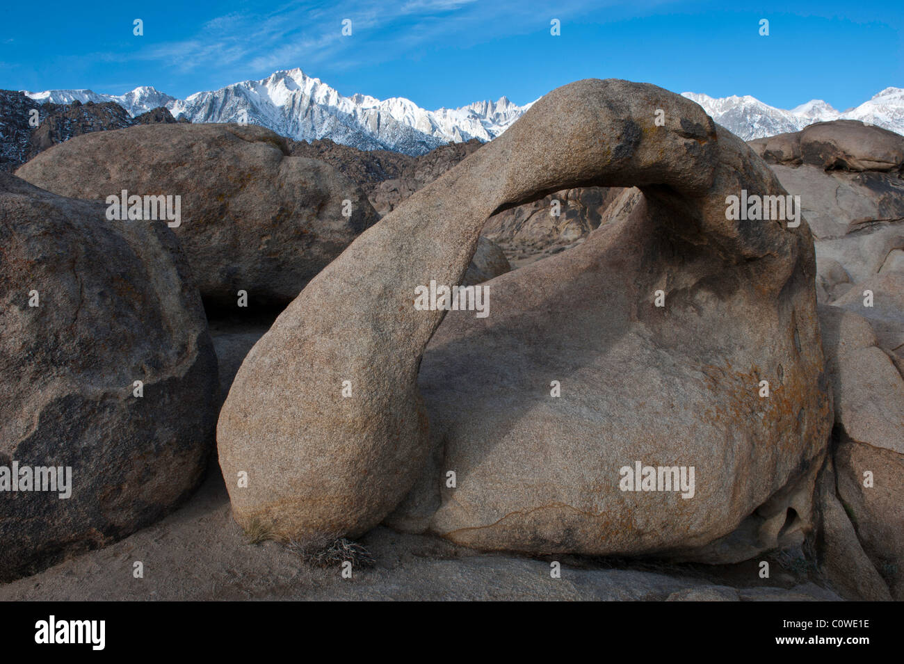 Arco Naturale in Alabama telaio colline coperte di neve est della catena montuosa della Sierra Nevada, in California Foto Stock