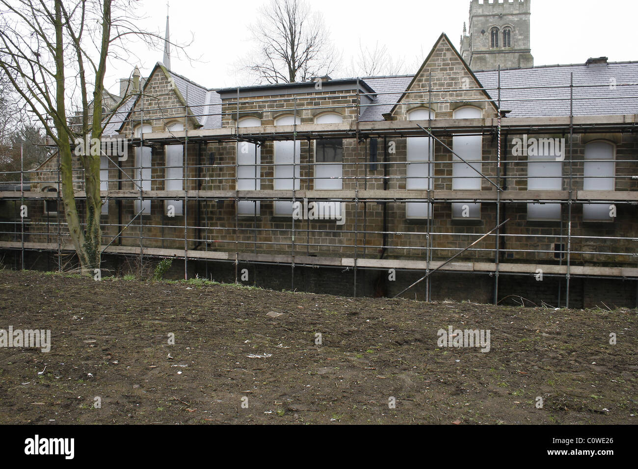 Il vecchio edificio scolastico/ chiostri con Priory Chiesa di Nostra Signora e S Cuthbert, in background, Worksop, Notts Foto Stock
