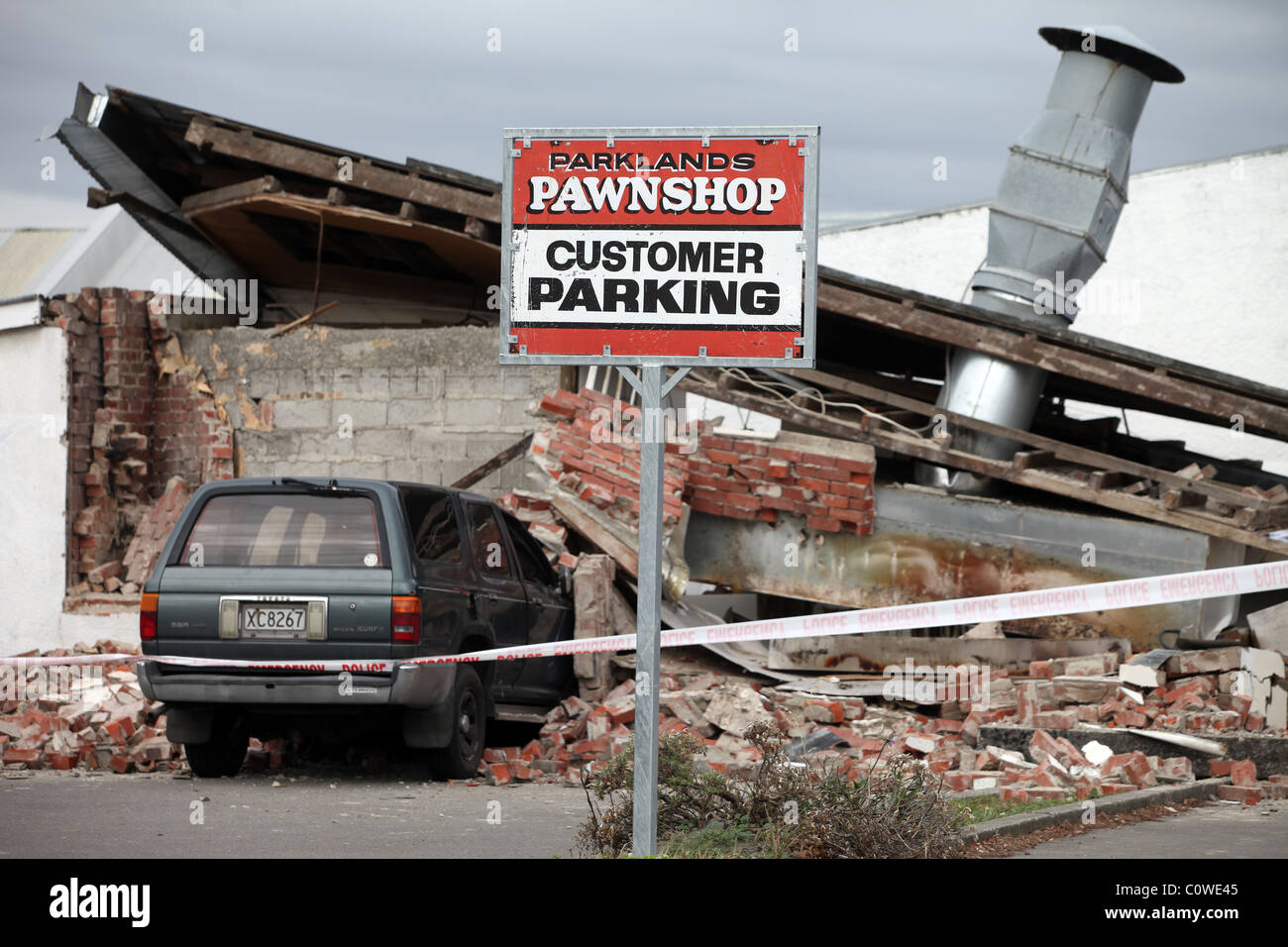 Auto danneggiata sotto le macerie di una pedina negozio nel nuovo brillante, Christchurch, Nuova Zelanda, dopo il 6.3 terremoto di magnitudine Foto Stock