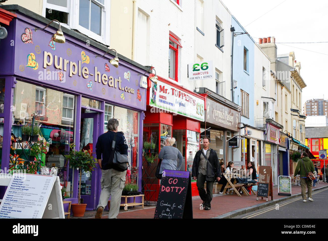 Gardner strada con molti negozi e caffetterie a North Laine, Brighton, Inghilterra, Regno Unito. Foto Stock