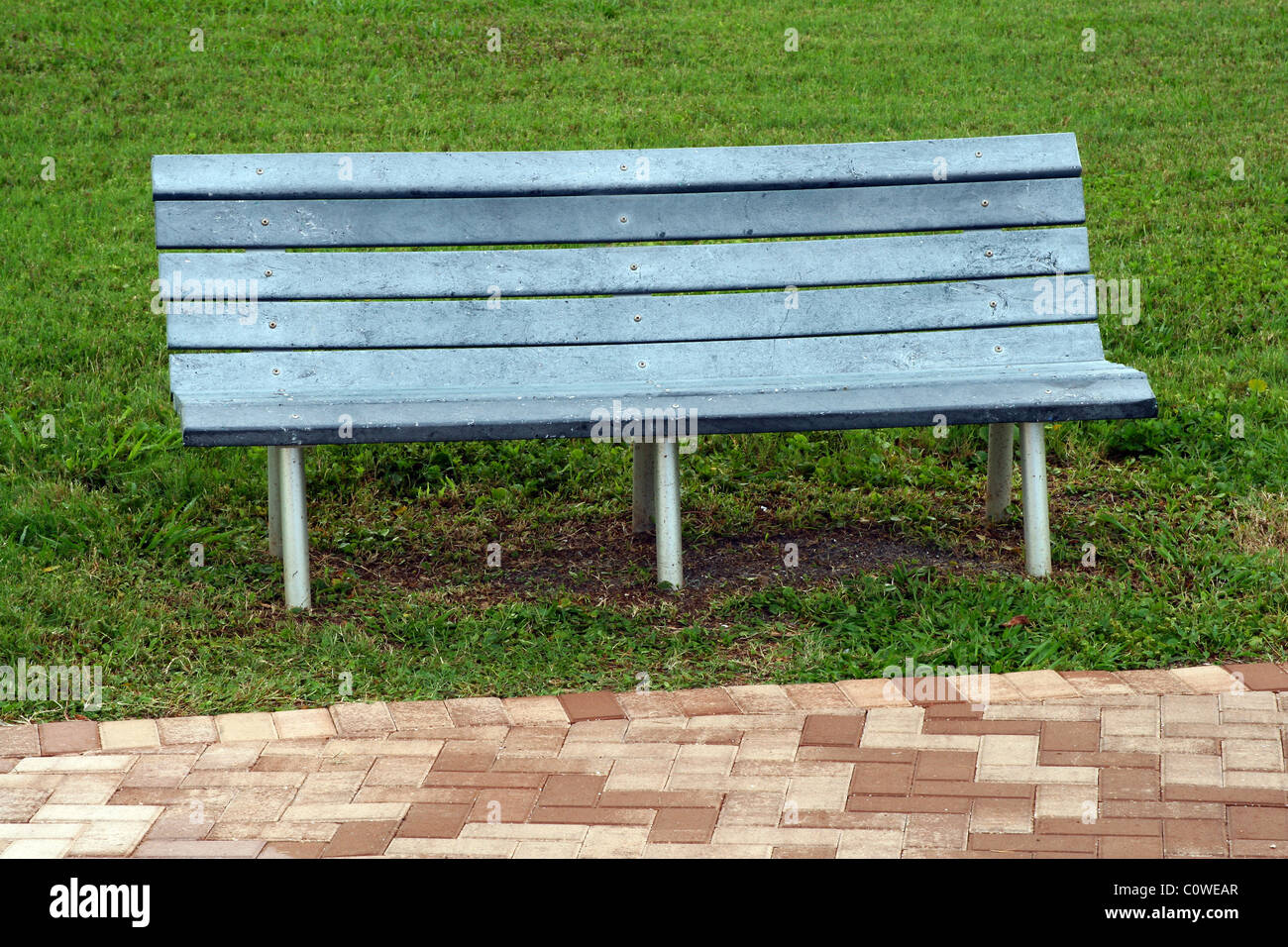 Percorso di mattoni con banco di blu a Tampa Bay area. Foto Stock