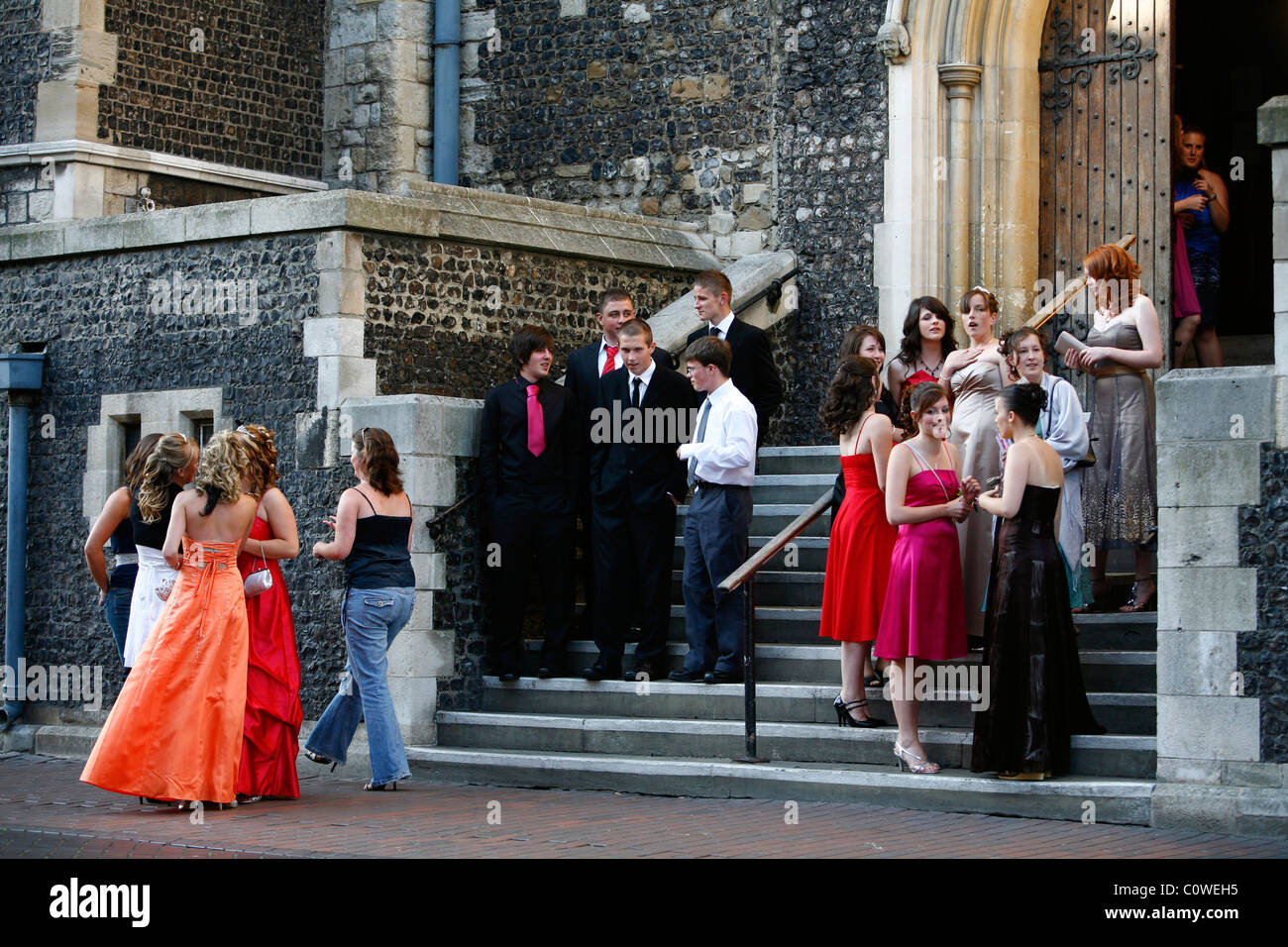 Giovani adolescenti vestite per un partito di promenade, Canterbury, nel Kent, Inghilterra, Regno Unito. Foto Stock