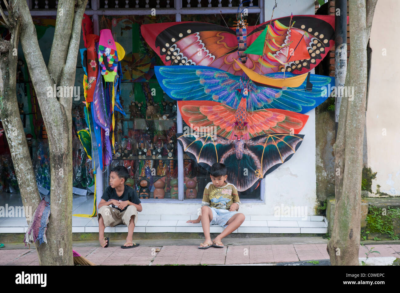 Venditore di aquiloni a Jalan Hanuman, Monkey Forest Road a Ubud, Bali, Indonesia Foto Stock