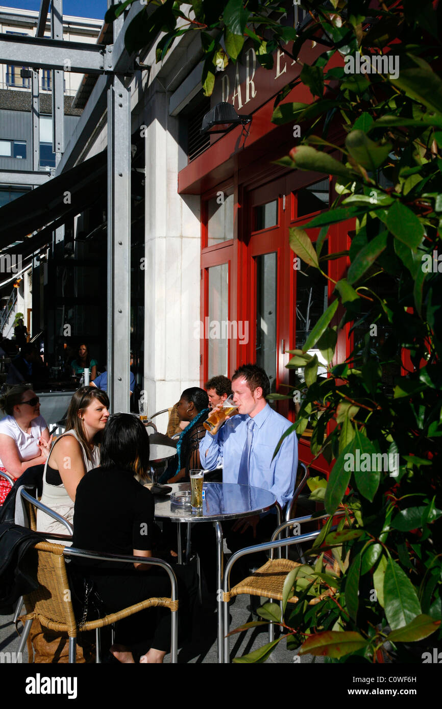 La gente seduta a un cafe nella Mailbox il complesso shopping con molti ristoranti e caffetterie. Birmingham, Inghilterra, Regno Unito. Foto Stock