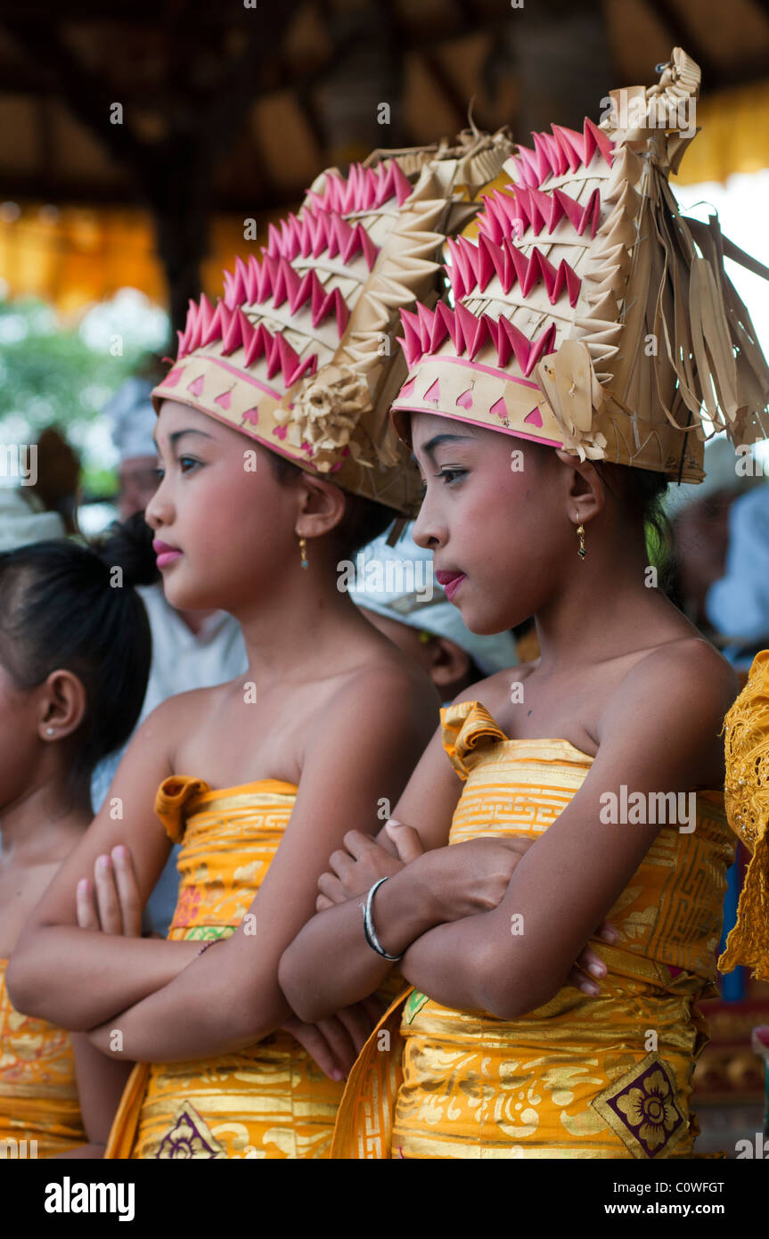 Bambino indonesiano ballerini a un tempio festival di Padang Bai, Bali, Indonesia Foto Stock