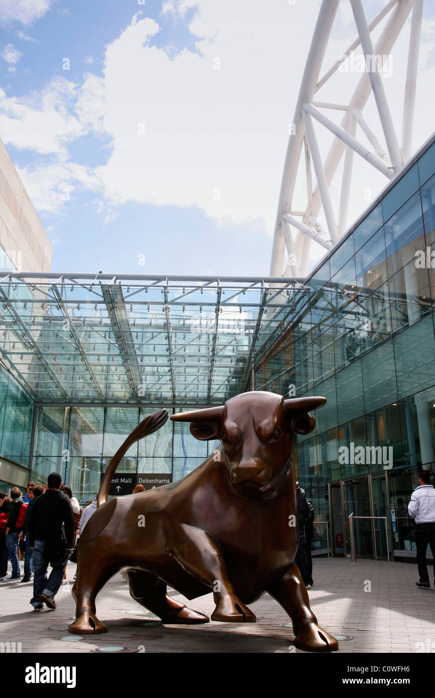 Toro in bronzo la scultura al centro commerciale per lo shopping Bullring. Birmingham, Inghilterra, Regno Unito. Foto Stock