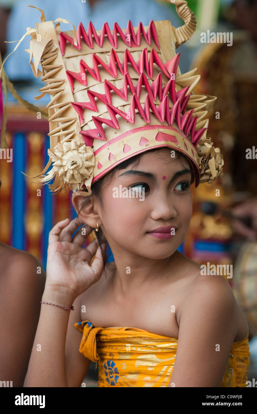 Bambino indonesiano ballerini a un tempio festival di Padang Bai, Bali, Indonesia Foto Stock