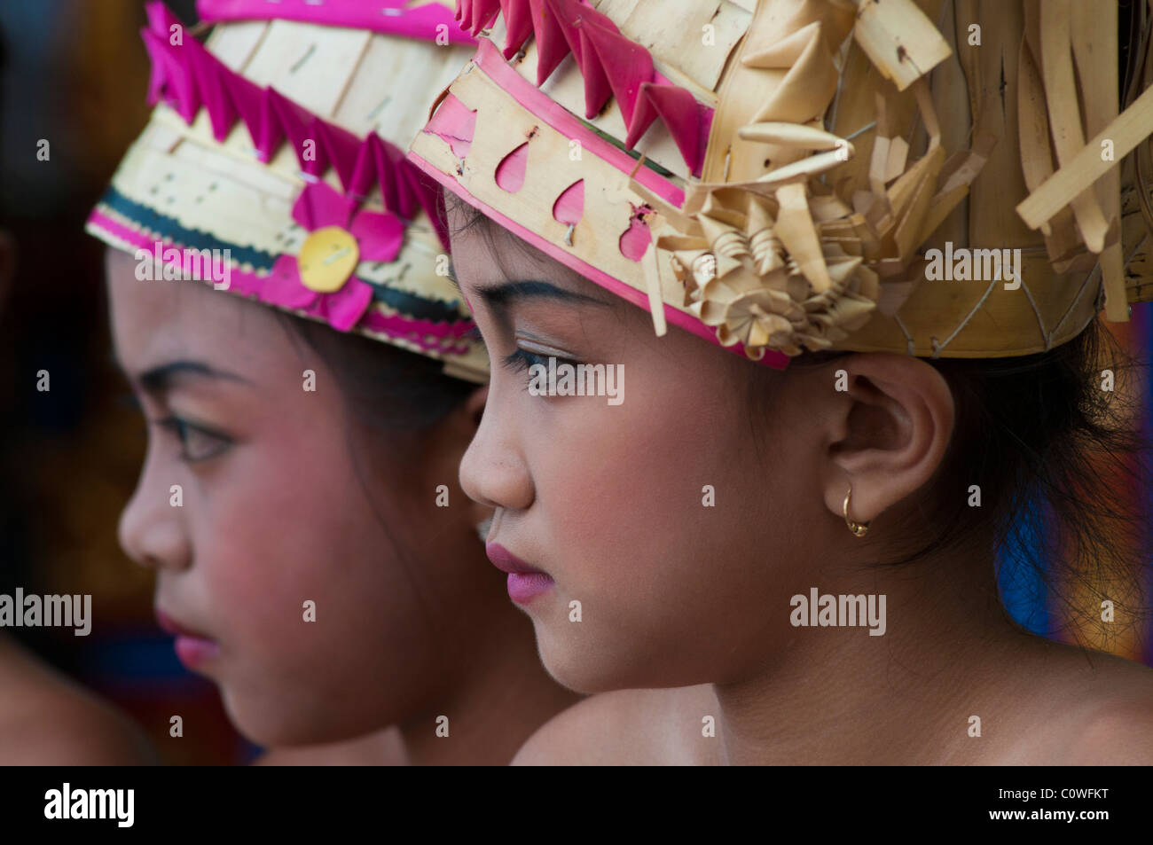 Bambino indonesiano ballerini a un tempio festival di Padang Bai, Bali, Indonesia Foto Stock