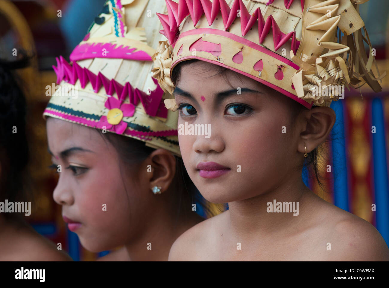 Bambino indonesiano ballerini a un tempio festival di Padang Bai, Bali, Indonesia Foto Stock