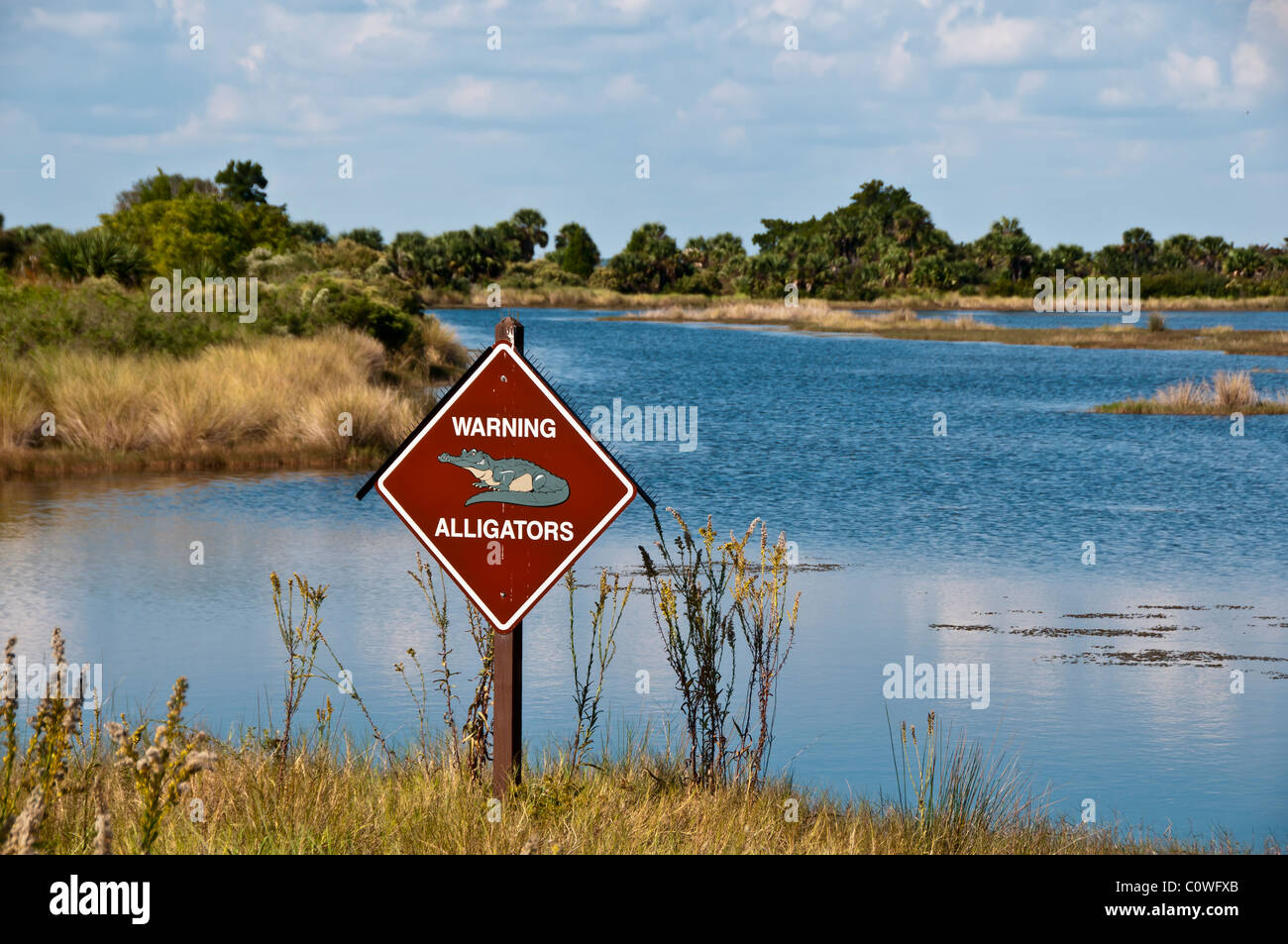 Alligatore segno di avvertimento con picchi di controllo al laghetto St Marks National Wildlife Refuge Foto Stock