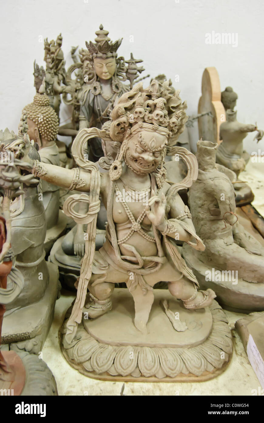 La scultura di divinità, il lavoro degli studenti bhutanesi in una bella scuola d arte Foto Stock