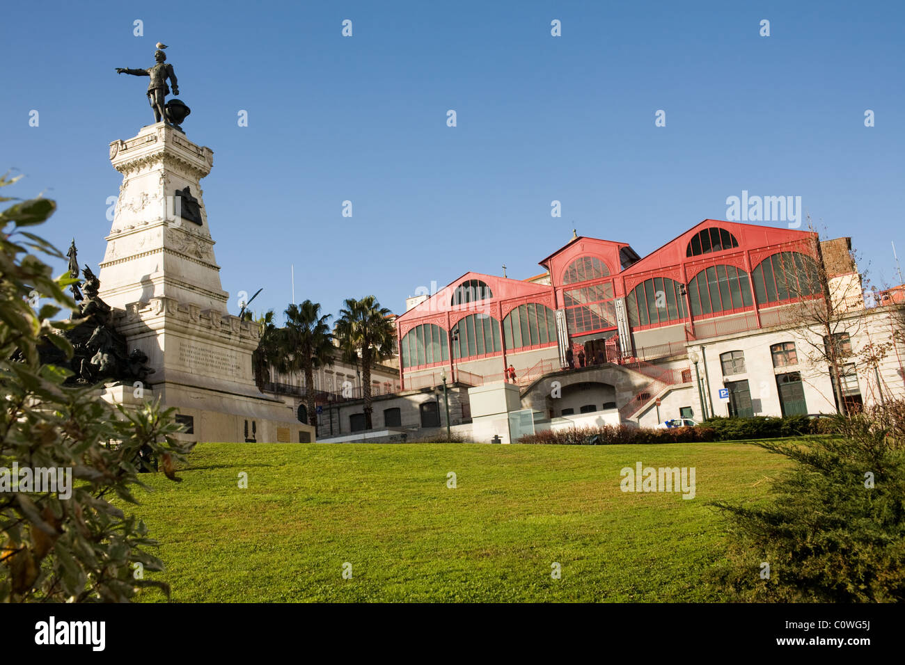 Enrico il Navigatore monumento e il mercato di Ferreira Borges, 1888, ferro architettura, Oporto, Portogallo Foto Stock