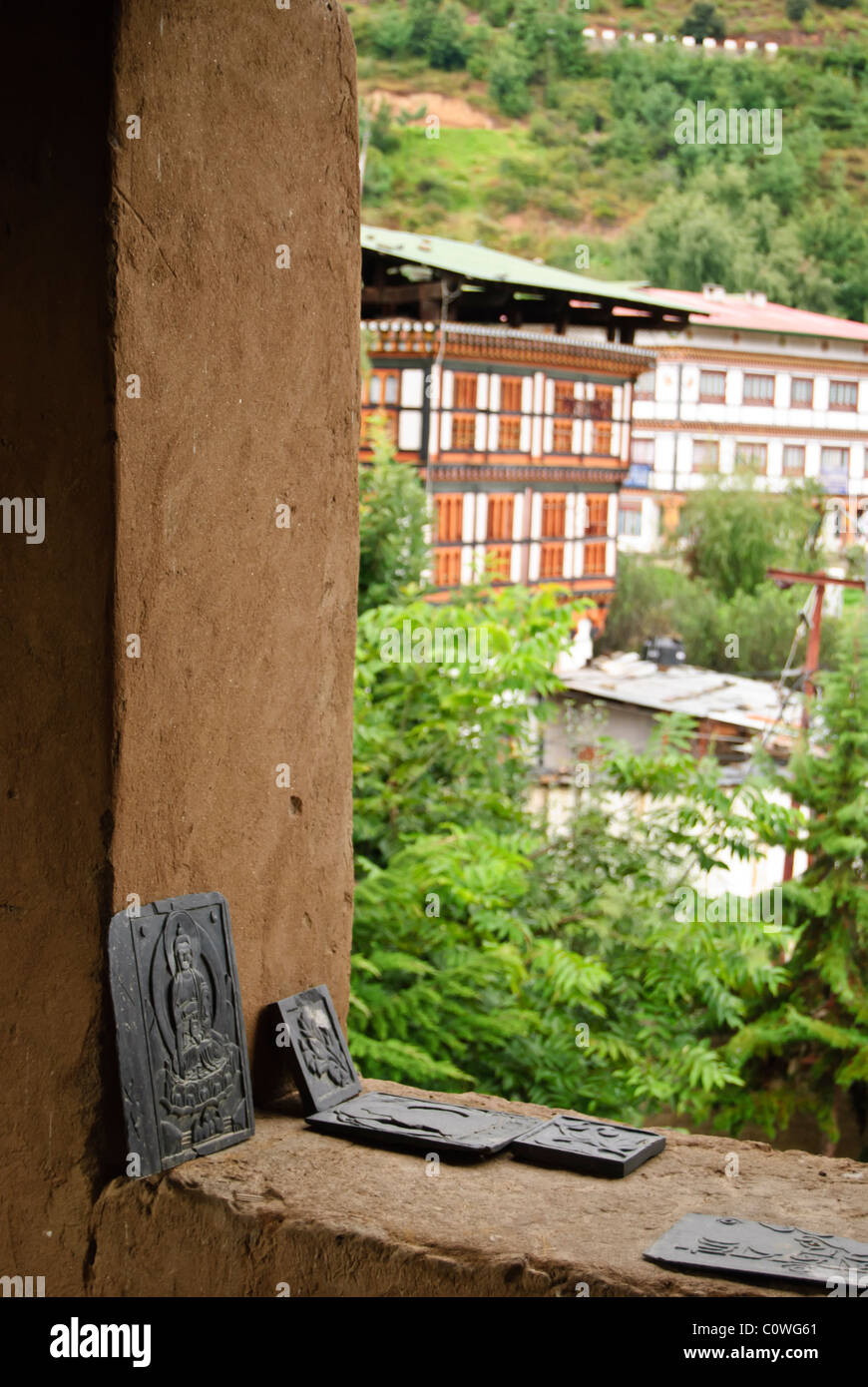 Piastra buddista in Bhutan casa tradizionale. Foto Stock