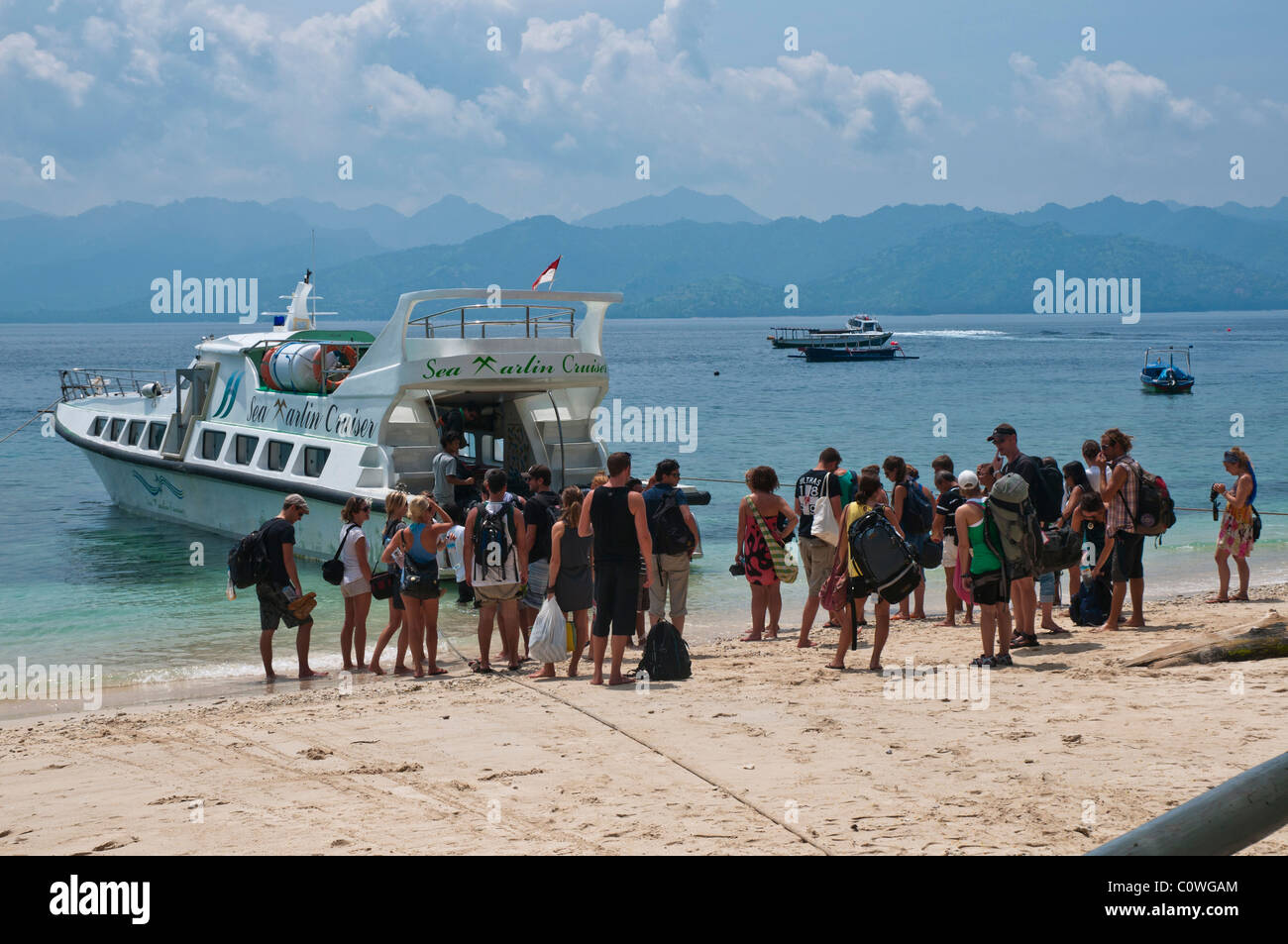 I turisti di salire a bordo di una delle alte velocità imbarcazioni a Gili Trawangan Lombok off per un'ora e mezza di viaggio a Bali Foto Stock