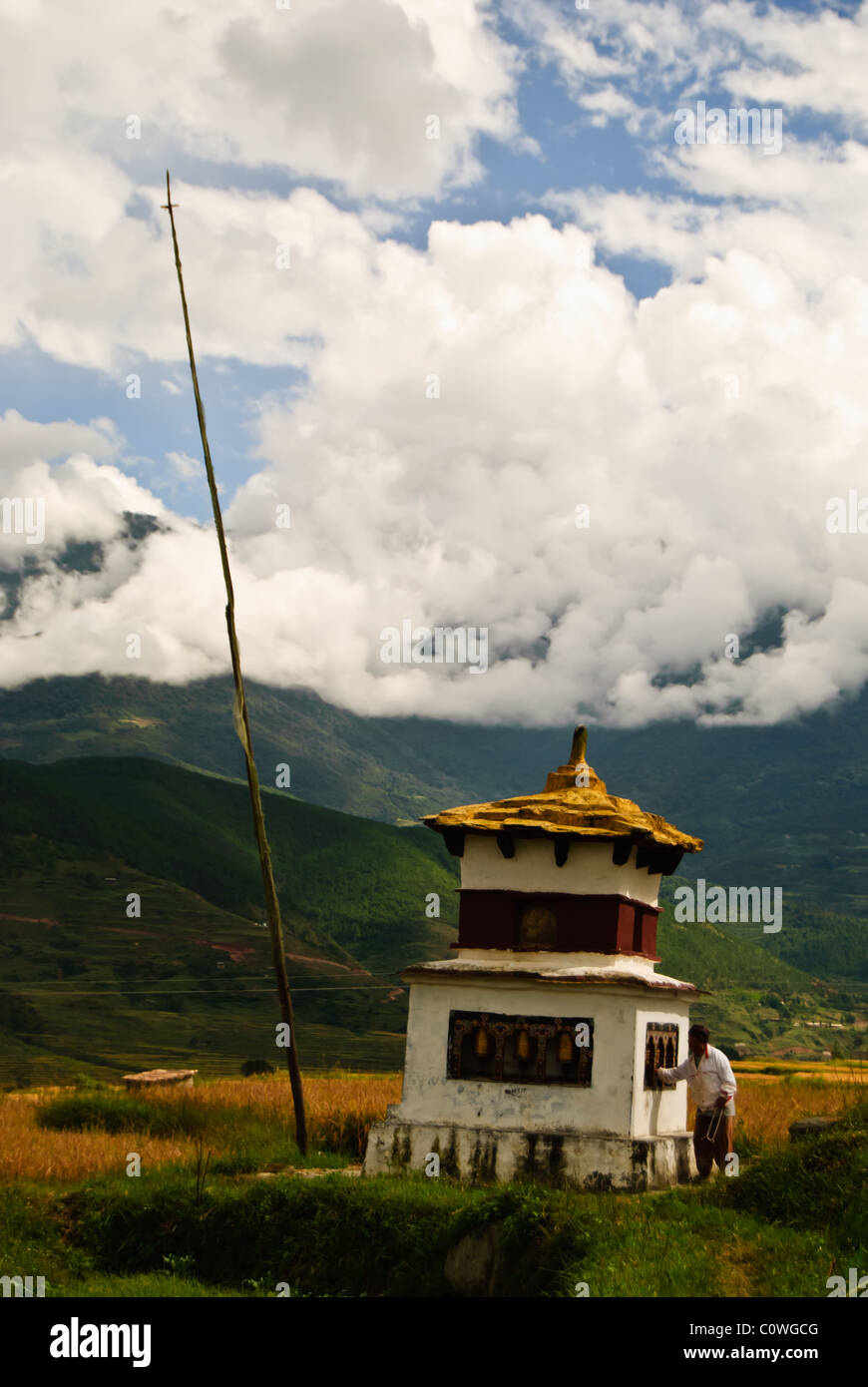 Un piccolo chorten (stupa) al centro del campo di riso di Lobesa Valley. Foto Stock