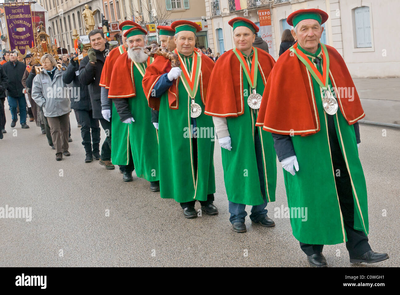 Processione in indumenti tradizionali della vigna confraternite durante la tradizionale festa della 'Saint-Vincent tournante', Macon 2009. Foto Stock
