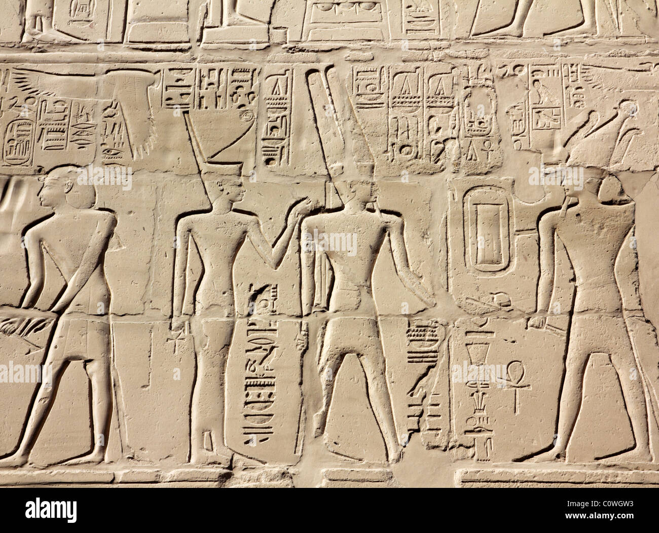 Antico Egitto immagini e geroglifici sulla parete nel tempio di Karnak Foto Stock