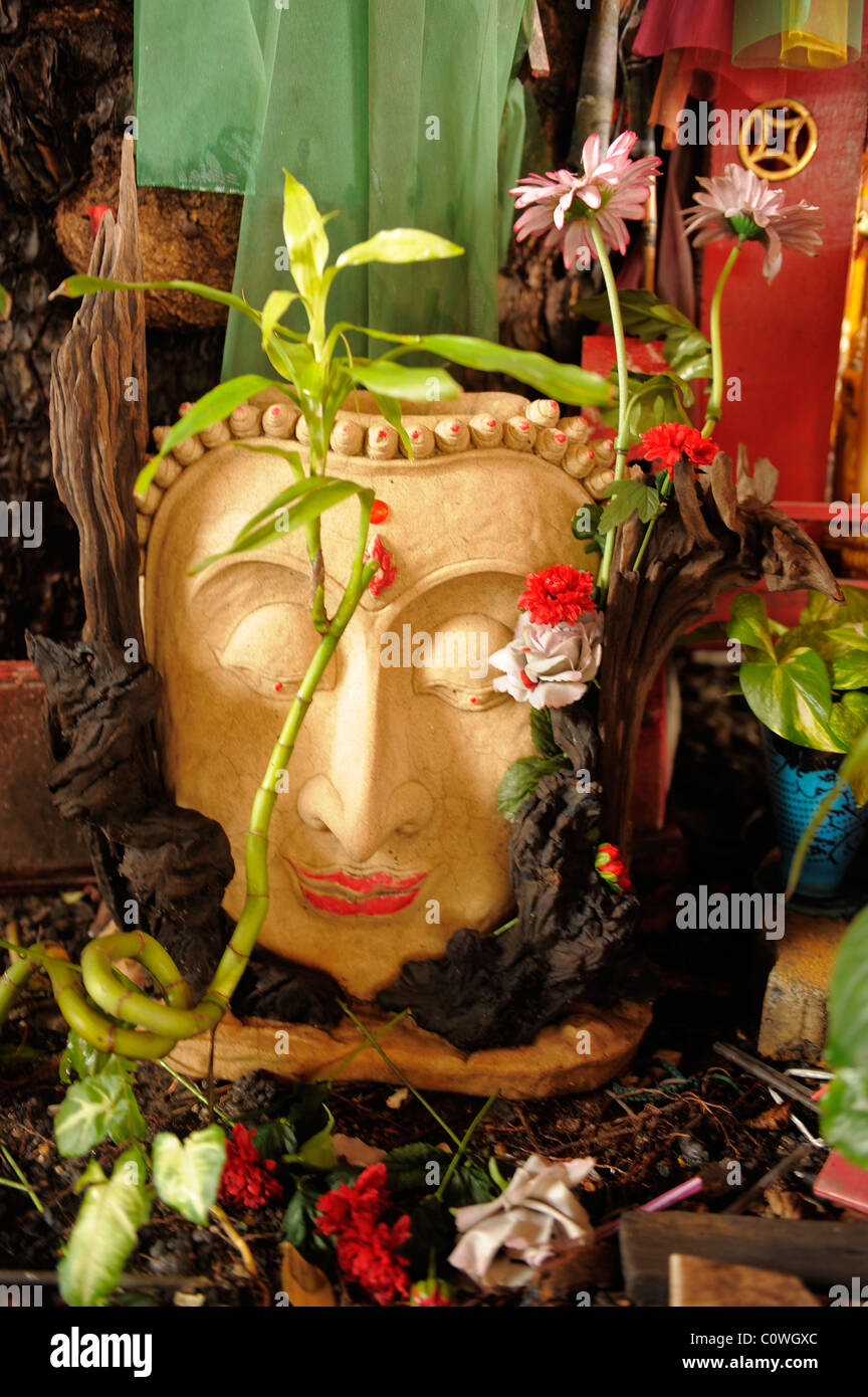 Il buddha immagine di pietra decorata con fiori , chinatown , bangkok, Thailandia Foto Stock