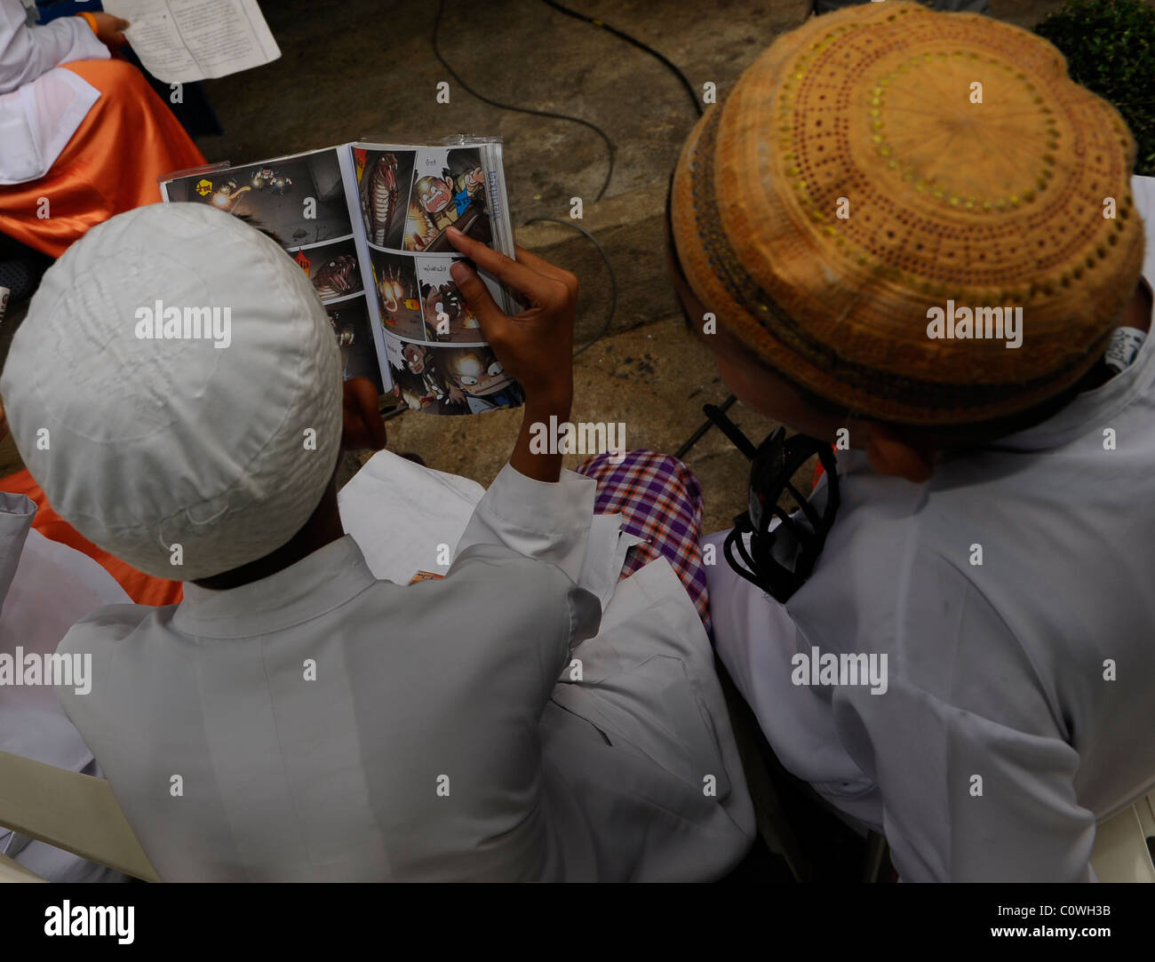 Felice ragazzi musulmani fumetto di lettura , scuola islamica, bangkok, Thailandia Foto Stock