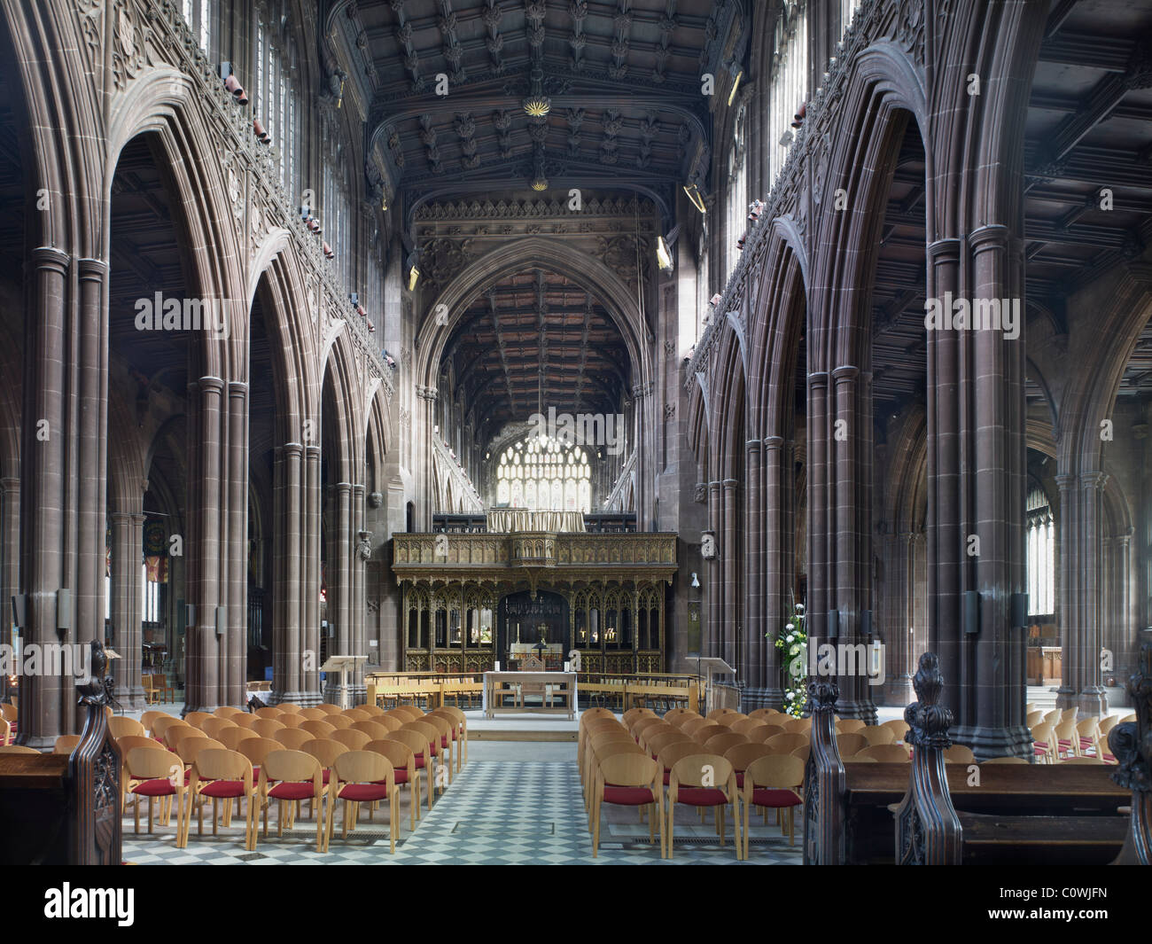 Cattedrale di Manchester navata ooking ad est attraverso il coro restaurato schermo per coro Foto Stock