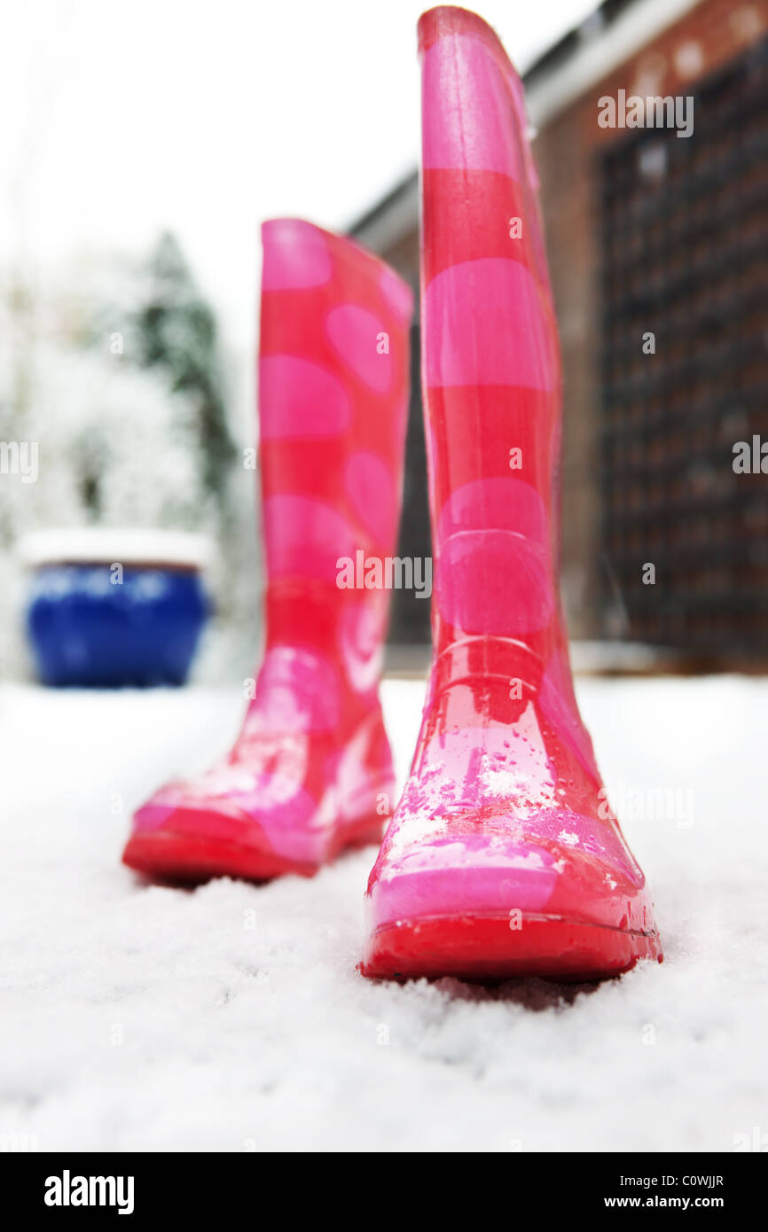 Stivali da pioggia nella neve Foto Stock