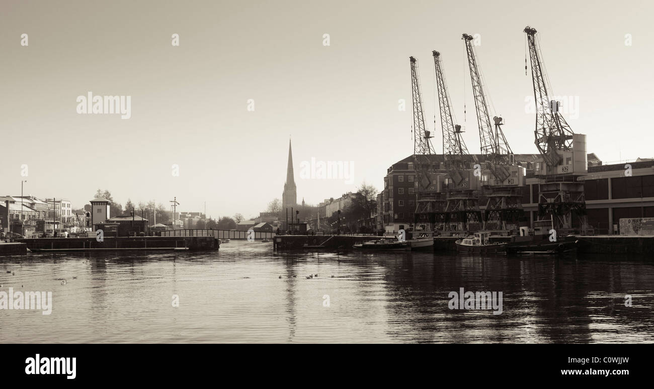 La città di Bristol Docks con il condotto di vapore gru e St Mary Redcliffe Foto Stock