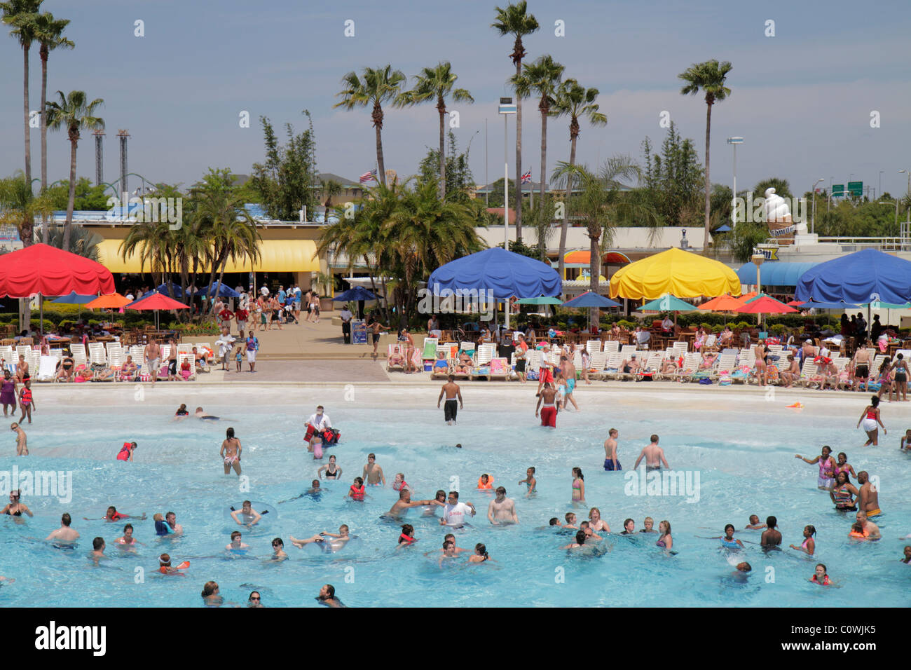 Orlando Florida, Wet'n Wild, parco acquatico, Surf Lagoon, i visitatori viaggio viaggio turismo turistico punto di riferimento cultura culturale, vacanza gruppo pe Foto Stock