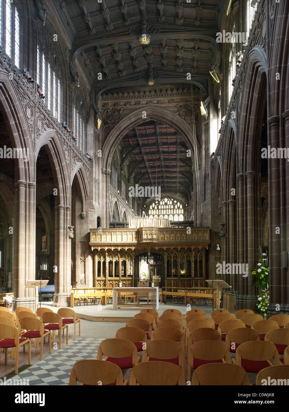 Cattedrale di Manchester navata guardando ad est attraverso il coro restaurato schermo per coro e finestra orientale al di là Foto Stock