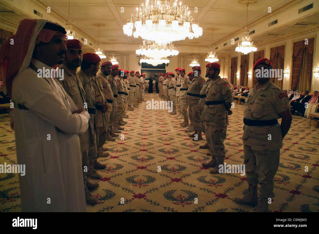 Arabia's attendere a pagare al cordoglio per la morte di Re Fahd presso il Palazzo del Principe Salman. Foto Stock