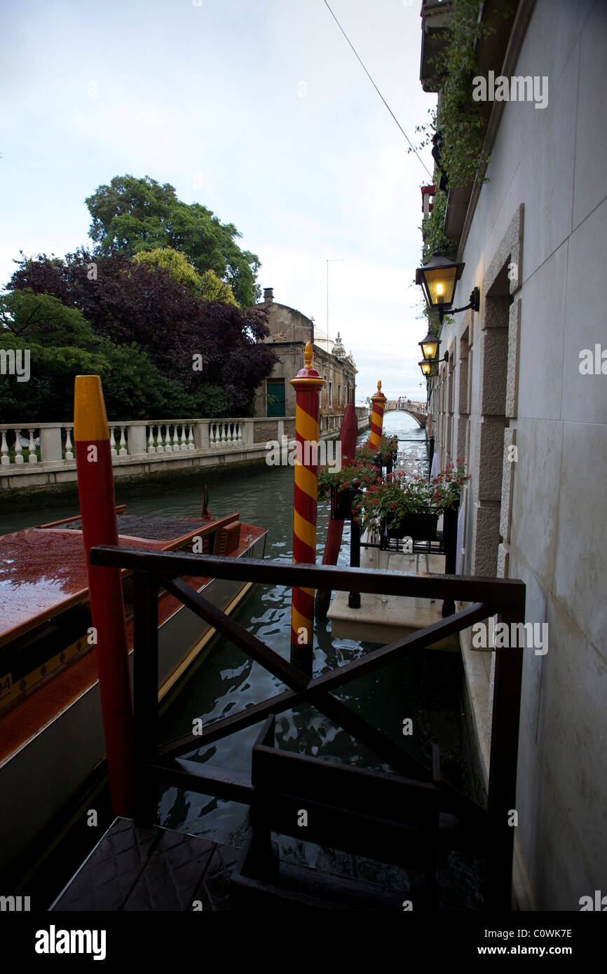 L'acqua taxi fuori dall'Hotel Bellagio a Venezia Italia Foto Stock