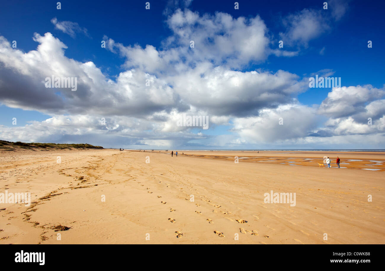 Pozzetti accanto al mare, Norfolk. Camminare sulla spiaggia di sabbia nel mese di ottobre Foto Stock