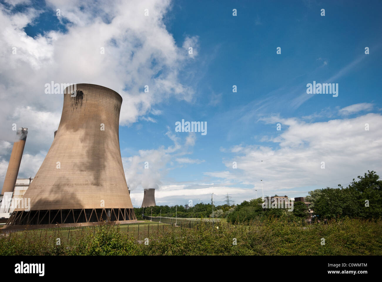 Un'immagine che mostra una delle torri di raffreddamento a Eggborough power station e alcuni dei paesaggio locale Foto Stock