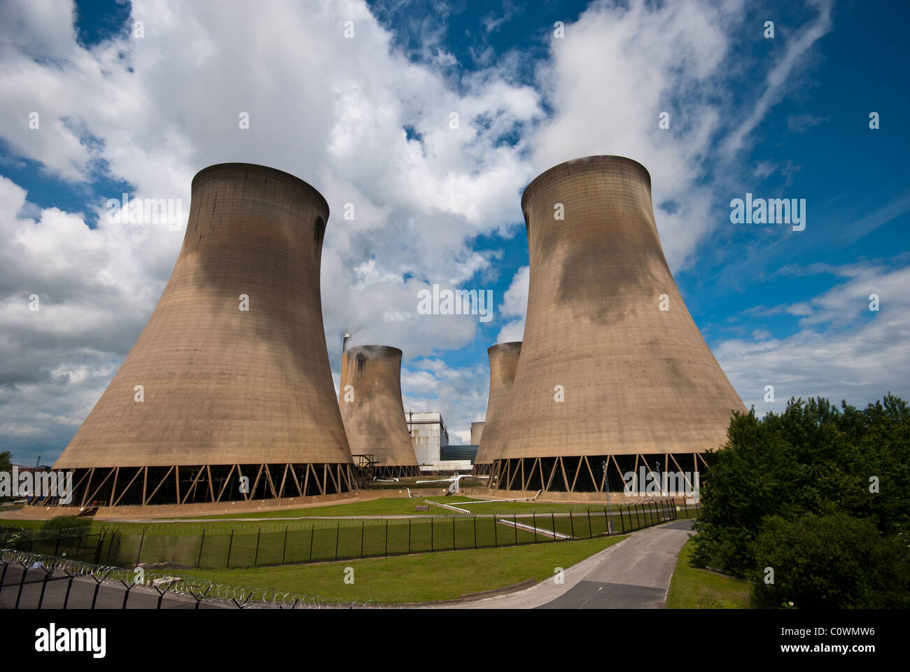 Immagine che mostra le torri di raffreddamento a Eggborough power station Foto Stock