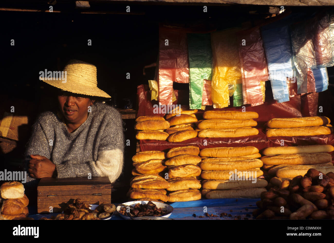 Vendita del pane, custode del negozio o proprietario del negozio Vendita baguette o pane di Baguette, mercato di Ambalavao, Ambalavao, Madagascar Foto Stock