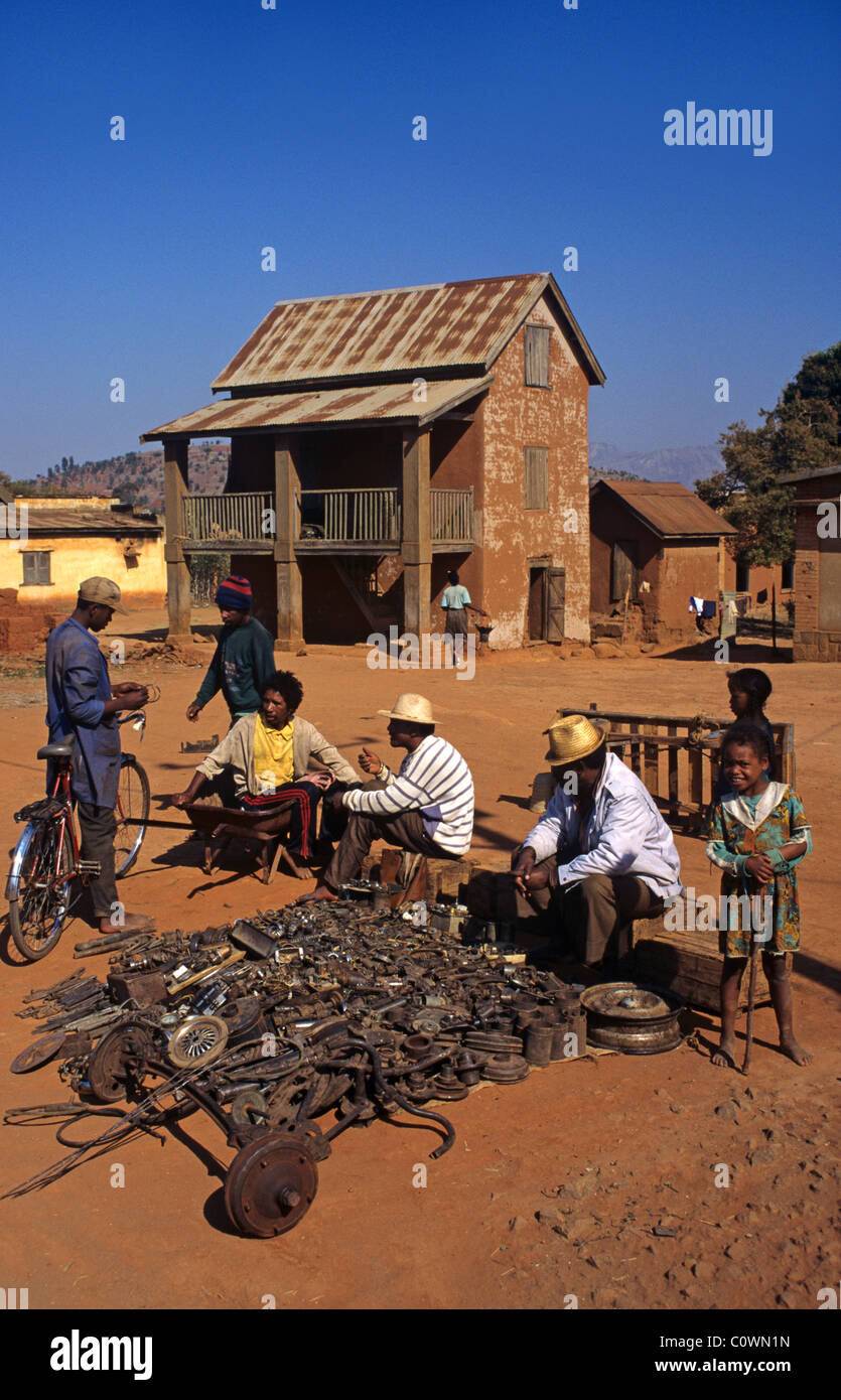 Uomini malgascio Vendita di vecchio carrello riciclati o parti meccaniche sulla posta indesiderata di stallo di mercato, Ambalavao, Madagascar Foto Stock