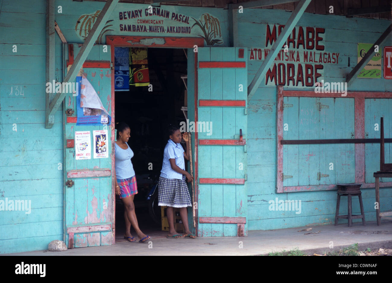 Negozio di legno dipinto di turchese e rosso, minimarket, Corner Shop o General Store sulla strada principale, Sambava, Madagascar Foto Stock