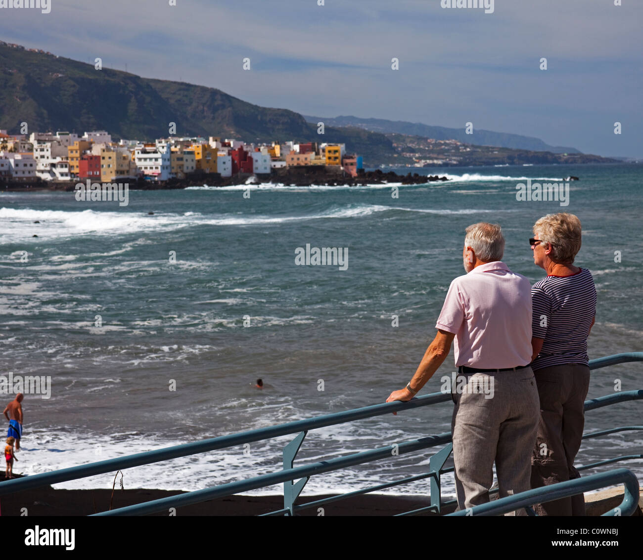 Puerto de la Cruz coppia di anziani che guarda al mare, Tenerife Isole Canarie Foto Stock