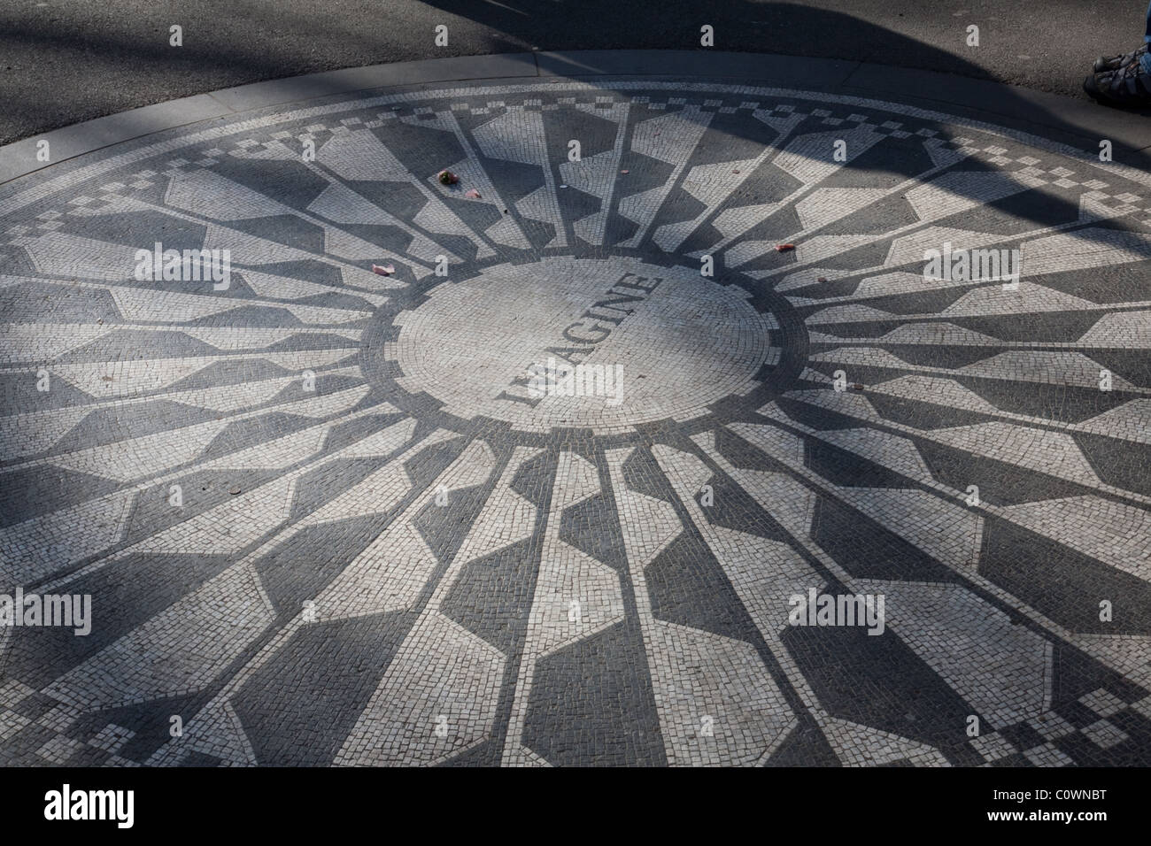 Immaginate di cerchio memorial a John Lennon in Strawberry Fields, al Central Park di New York Foto Stock