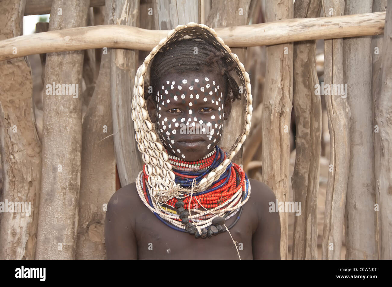 Karo ragazza con collane fatte di Cowry gusci e pitture facciali, Omo river valley, sud Etiopia Foto Stock