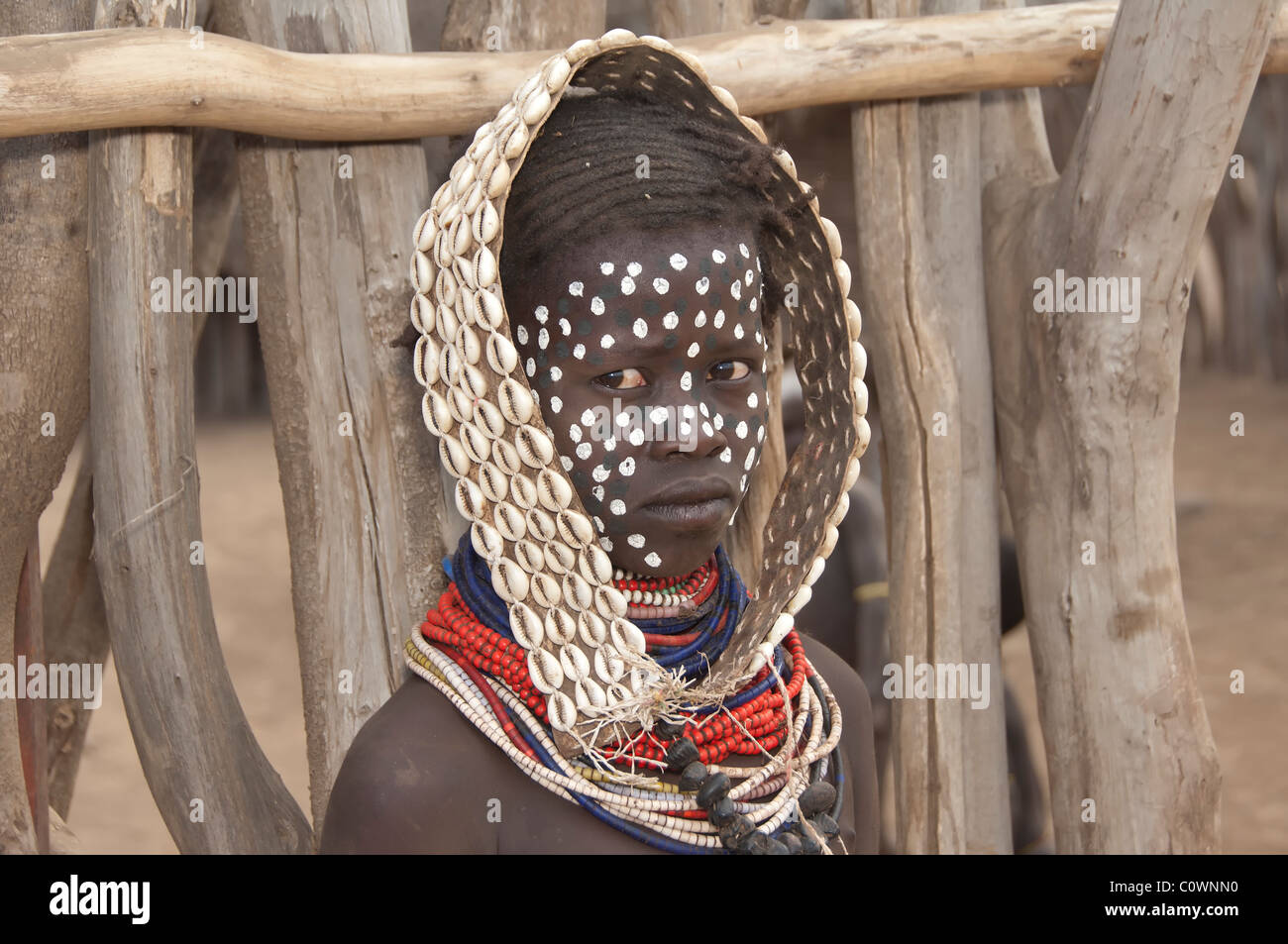 Karo ragazza con collane fatte di Cowry gusci e pitture facciali, Omo river valley, sud Etiopia Foto Stock