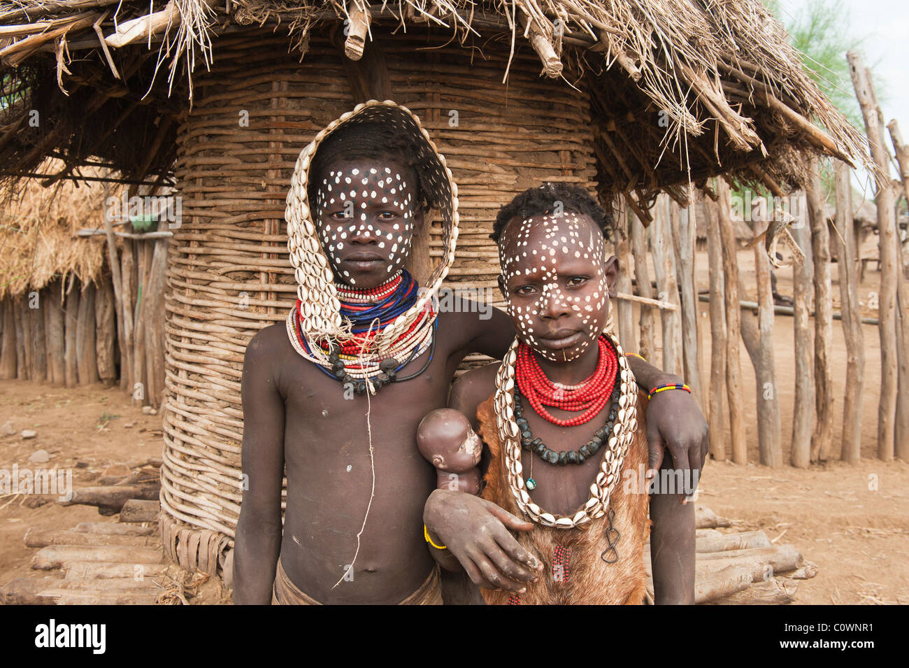 Karo ragazze con collane fatte di Cowry gusci e pitture facciali, Omo river valley, sud Etiopia Foto Stock