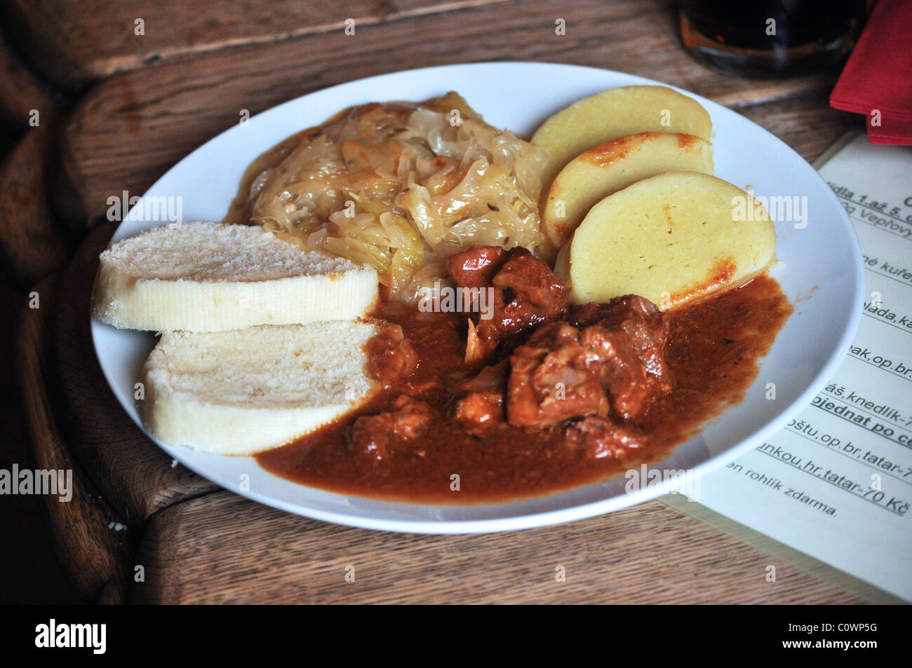 Gulasch .Gnocchi di patate e cavolo nero. Praga Repubblica Ceca Foto Stock