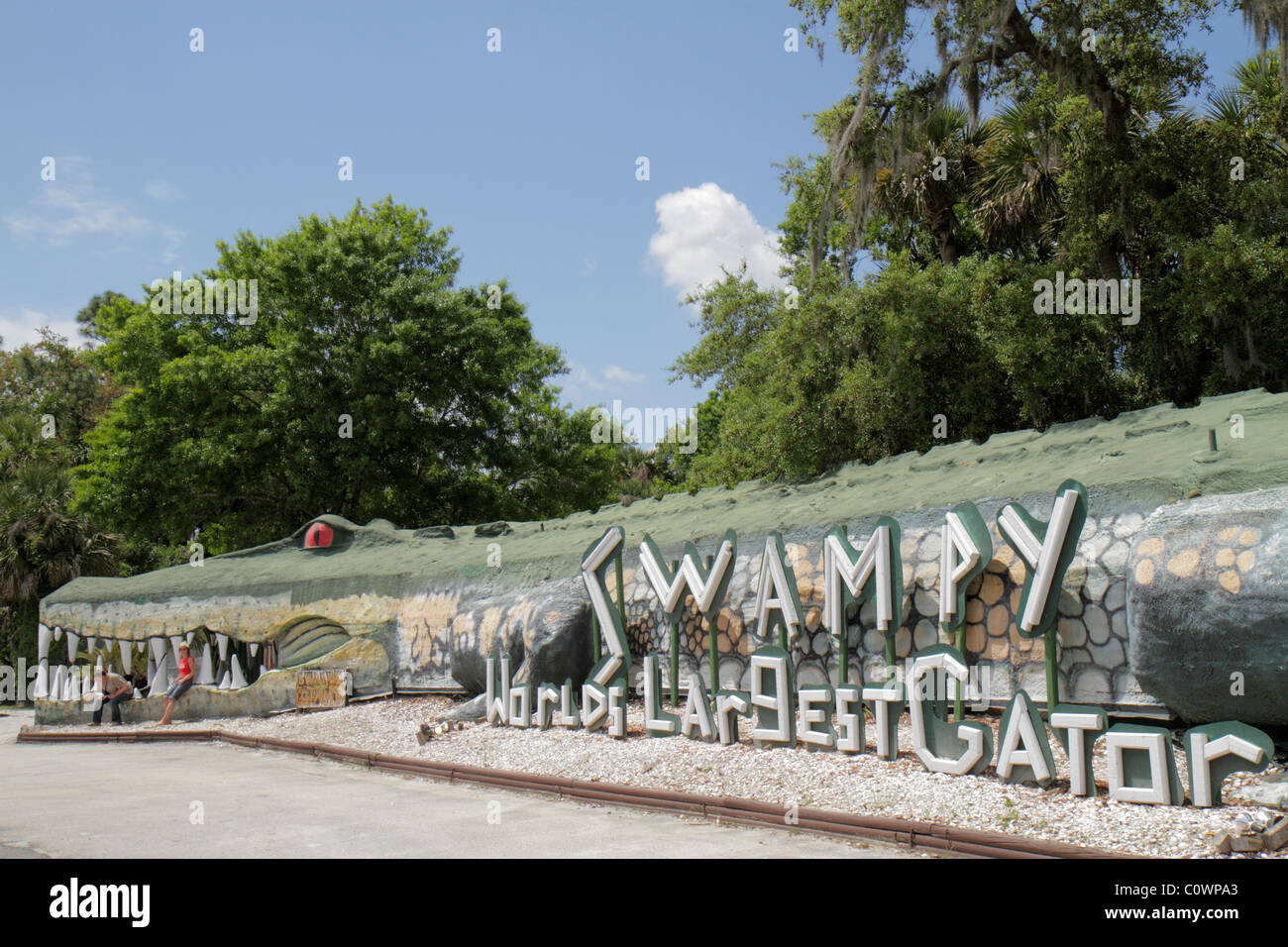 Orlando, Florida, Natale, Jungle Adventure Nature Park & and Zoo, ingresso, fronte, la più grande scultura di alligatore del mondo, paludoso, visitatori viaggio t Foto Stock