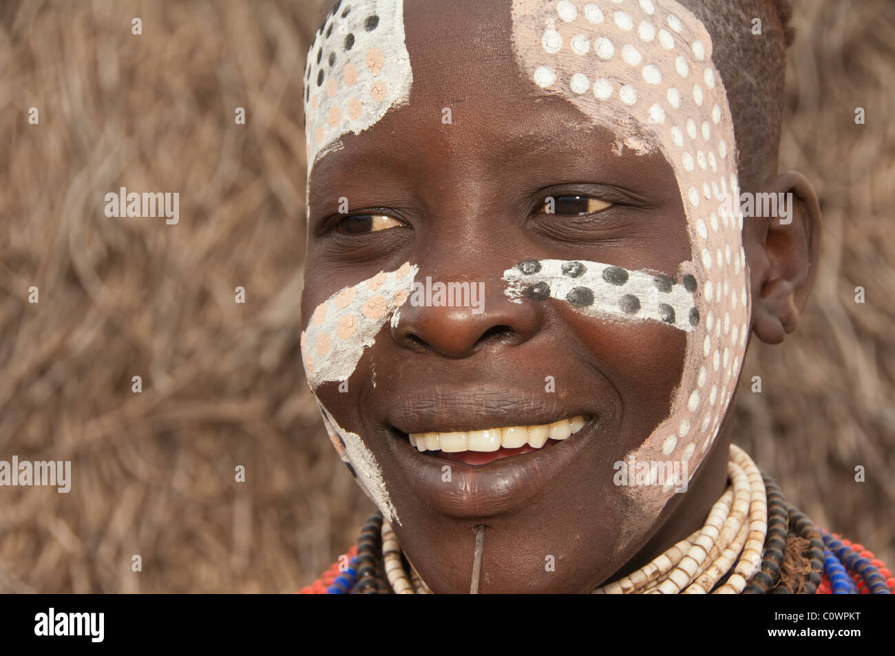 Karo donna con un sacco di colorati collane, labbro piercing e pitture facciali, Omo river valley, sud Etiopia Foto Stock