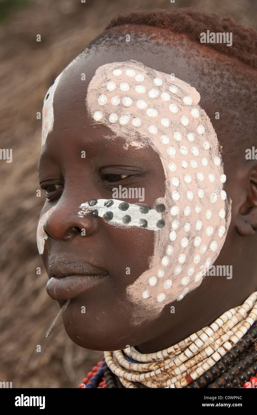 Karo donna con un sacco di colorati collane, labbro piercing e pitture facciali, Omo river valley, sud Etiopia Foto Stock